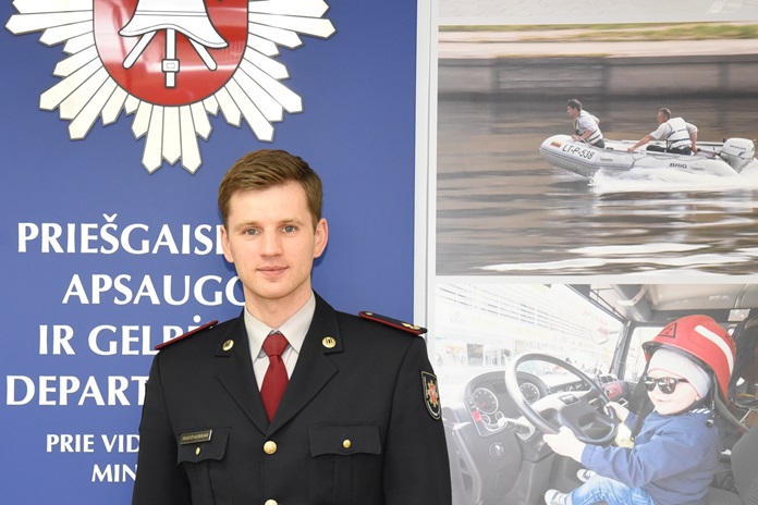 Priešgaisrinės apsaugos ir gelbėjimo departamento atstovas Aurimas Gudžiauskas: „Svarbiausia – niekada nepalikti kraunamų baterijų be priežiūros ir pasirūpinti dūmų signalizatoriais namuose.“